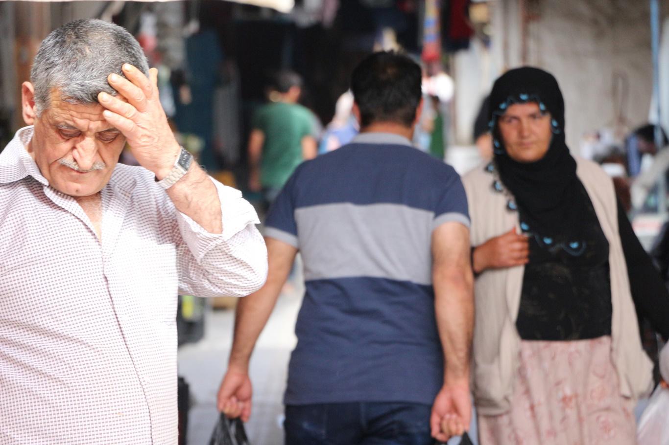 Mardin’in tarihi çarşılarında yaşanan Ramazan bereketi, uzun süredir durgunluk yaşayan esnafın yüzünü güldürdü.

